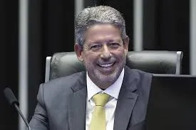 Arthur Lira adia definição sobre sucessão na Câmara e elogia Hugo Motta como candidato