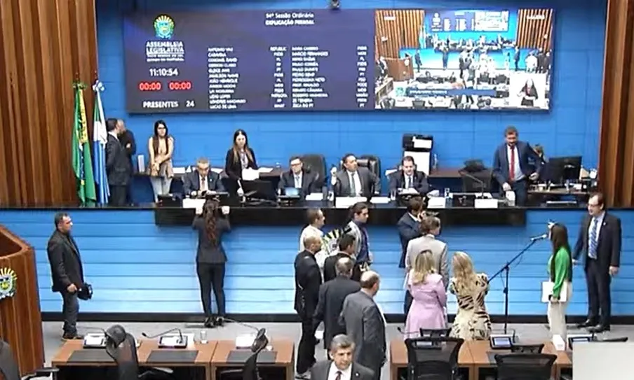 Confusão marca sessão da Assembleia Legislativa sobre décimo terceiro