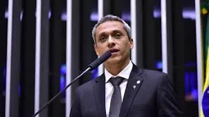 Deputado Gustavo Gayer é alvo de operação da PF por desvio de recursos públicos e falsificação de documentos