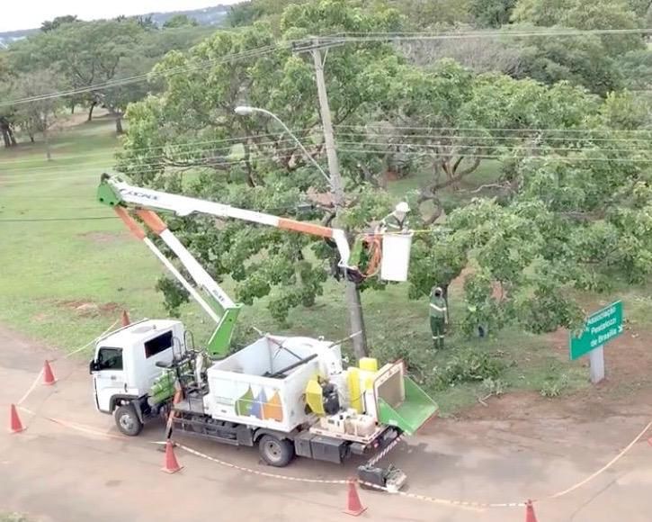 Áreas de duas RAs ficarão sem luz para podar árvores e construir redes