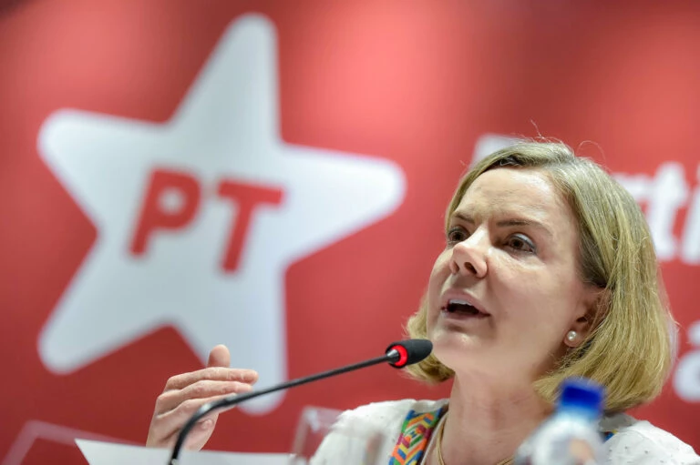 PT troca de lado: Gleisi Hoffmann defende aliança com o centro em nome da reeleição de Lula