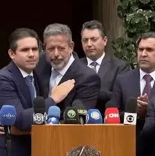  Arthur Lira endossa Hugo Motta na disputa pela Presidência da Câmara em 2025