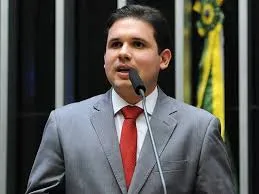  Apoio de Arthur Lira a Hugo Motta gera disputa acirrada na Câmara e expõe fragilidades políticas