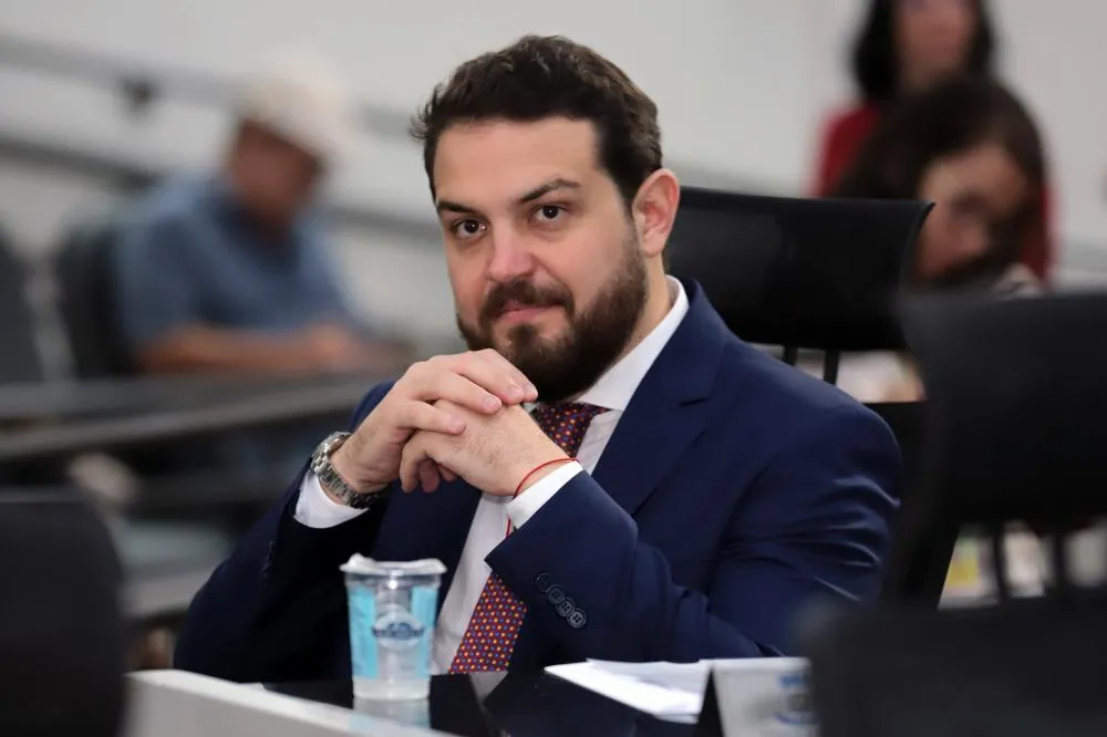 Justiça prorroga uso de tornozeleira eletrônica por Claudinho Serra e expõe escândalo de corrupção em Campo Grande