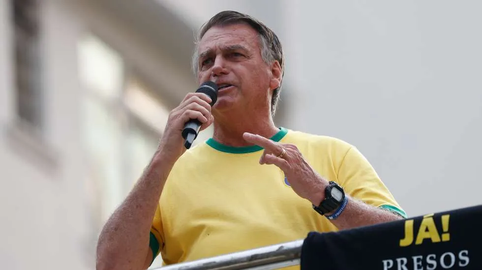 Bolsonaro reafirma domínio na direita e sugere candidatura de Michelle ao Senado em 2026
