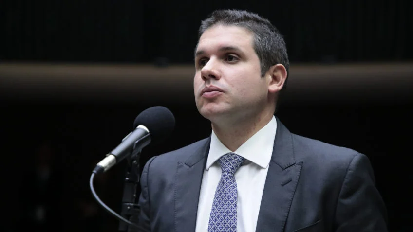 Hugo Motta se destaca na corrida pela Presidência da Câmara com apoio de 8 partidos