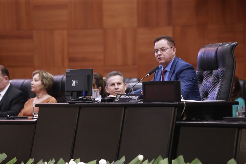 Mesa Diretora da ALMT empossa governador de MT e vice