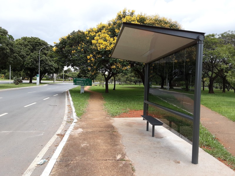 DF recebe 379 novos abrigos de vidro e metal