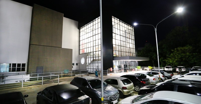 Cantora Mafalda Minnozzi sobe ao palco do Teatro Zulmira Canavarros nesta sexta-feira