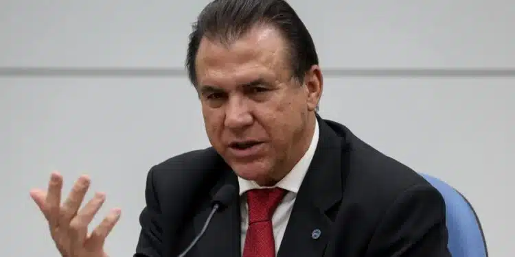 Proposta de extinção da jornada 6×1 divide opiniões no Brasil