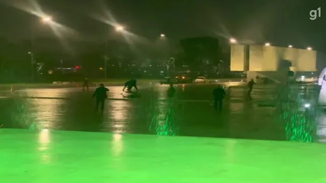 Após explosões, Praça dos 3 Poderes é isolada. Uma pessoa morreu