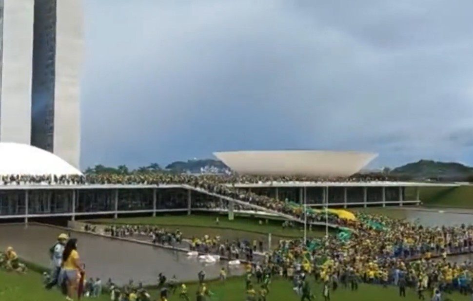 Patriotas invadem plenário do STF, Congresso Nacional e Palácio do Planalto