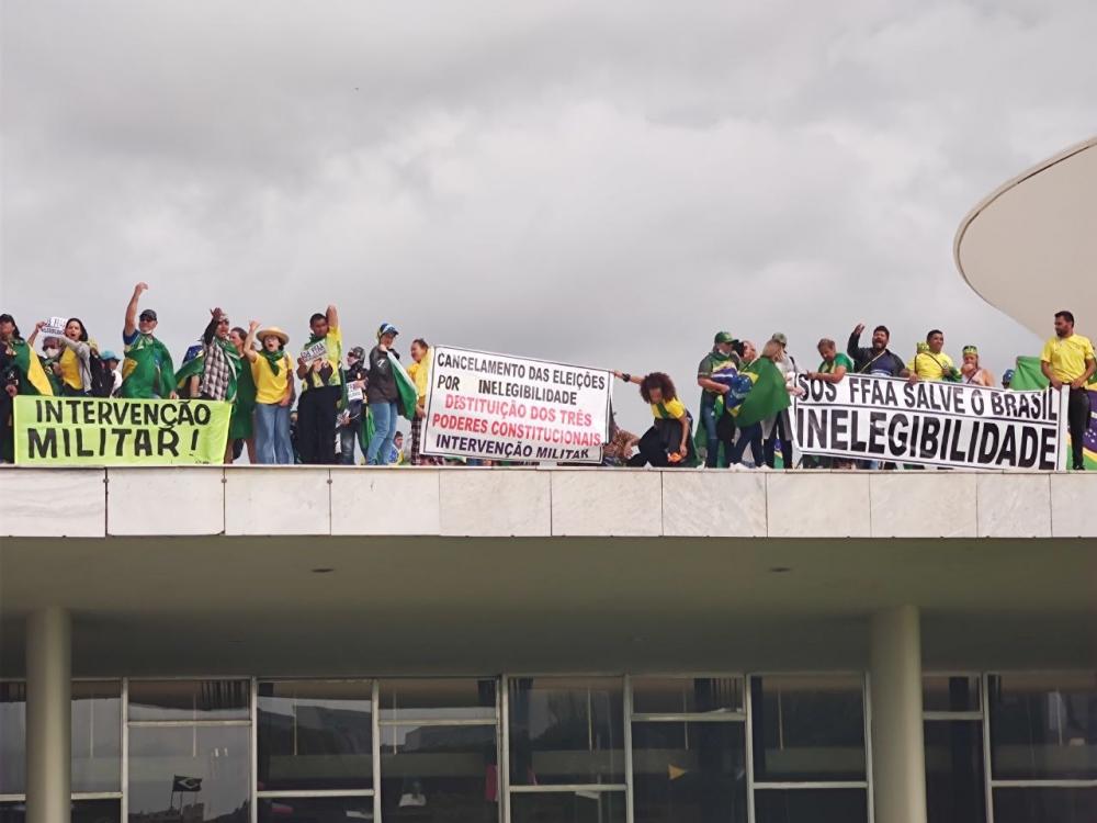 Manifestantes sobem a rampa e ocupam Congresso neste domingo