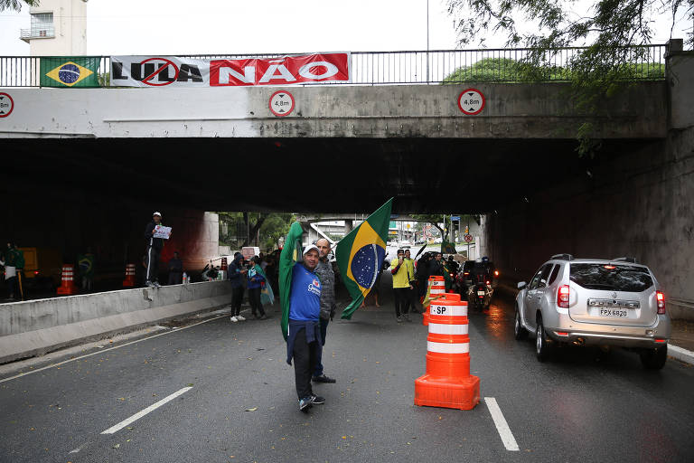 Grupos bloqueiam Marginal Tietê em São Paulo nesta segunda-feira, 9