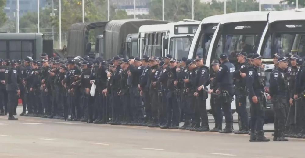 Polícia chega para desmonte de acampamento no Quartel em Brasília