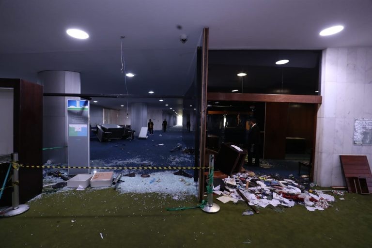 Veja imagens da depredação do prédio da Câmara dos Deputados