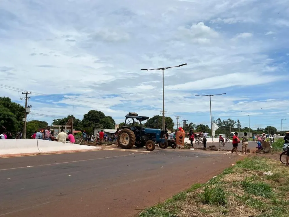 Indígenas bloqueiam MS-156 por 4º dia em protesto por água potável em Dourados