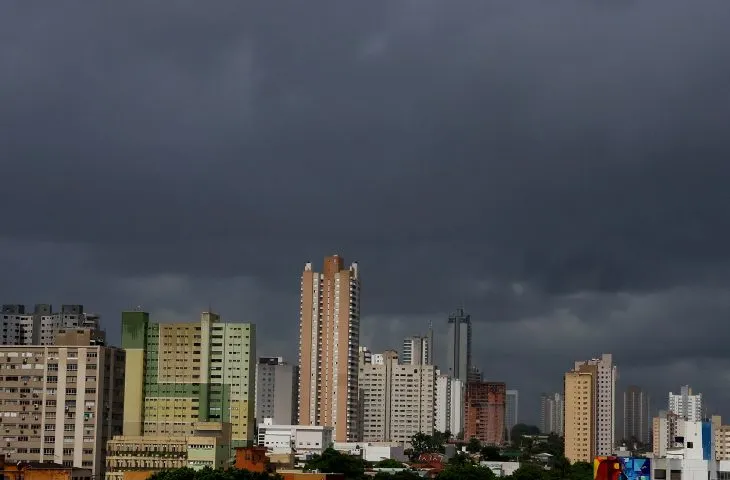 Inmet emite alerta de tempestade para sete estados com risco de ventos fortes e alagamentos