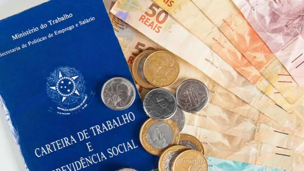 Câmara avança com urgência em projeto que congela salário mínimo e impacta benefícios sociais