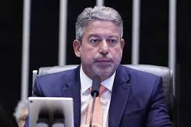 Lira expõe fraquezas do governo: falta de votos ameaça pacote de corte de gastos