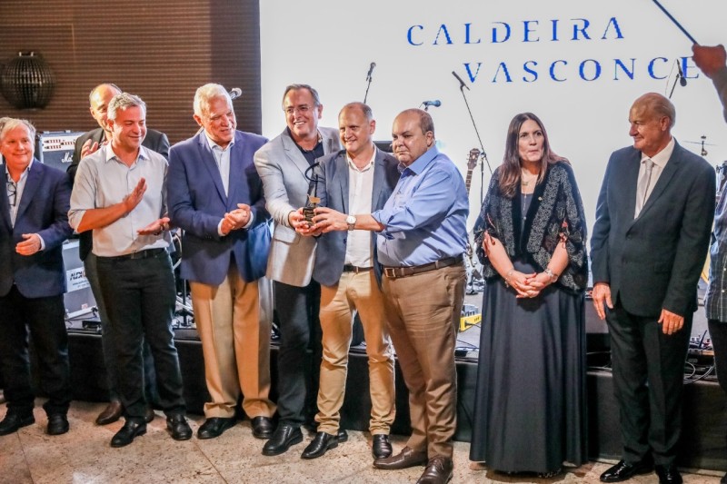 Governador participa de confraternização com setor supermercadista