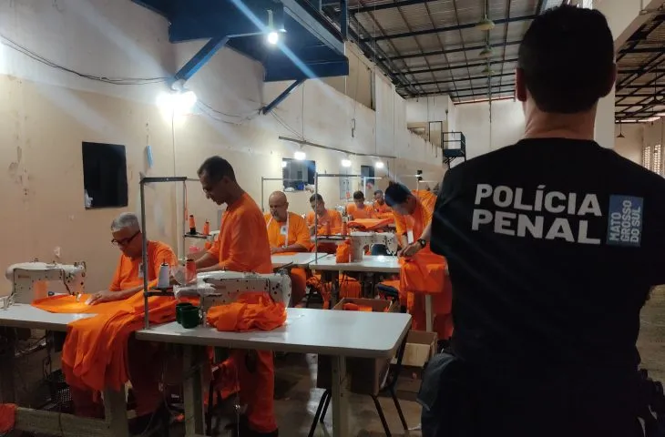 Governo do MS economiza R$ 1,1 milhão com produção de uniformes por internos