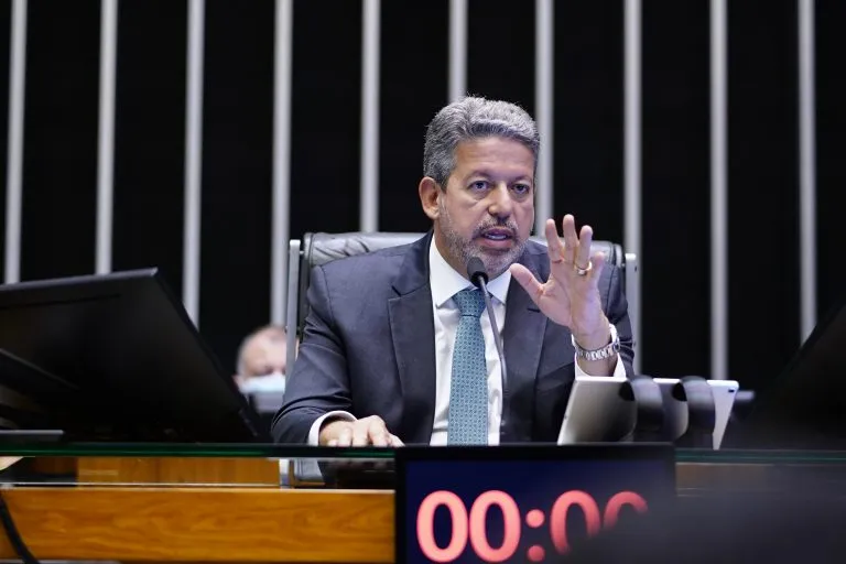 Lira incorpora PEC de corte de gastos a proposta antiga para acelerar tramitação no Congresso