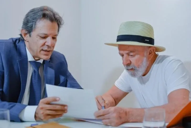 Lula perde controle da economia: dólar dispara e Selic sobe em meio a incertezas fiscais