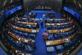 Senado aprova PEC que facilita supersalários e altera Fundeb: cortes sob a mira da educação