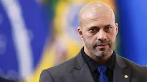 Daniel Silveira ganha liberdade condicional com tornozeleira eletrônica e restrições