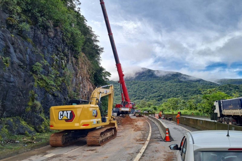 DER/PR avança em nova etapa da recuperação da encosta da BR-277 no Litoral