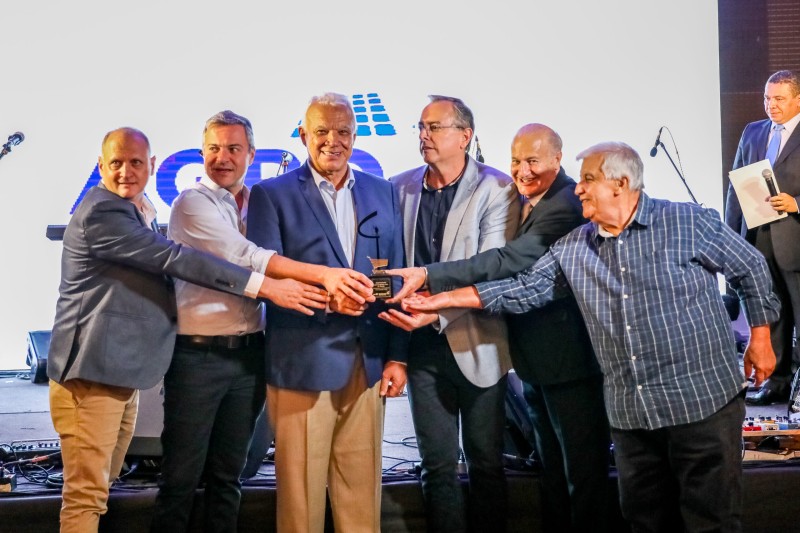 Governador Ibaneis recebe homenagem do Sindicato dos Supermercados do DF