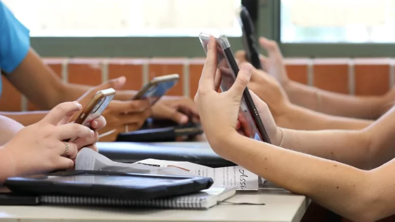 Governo de MS impõe restrição ao uso de celulares nas escolas estaduais