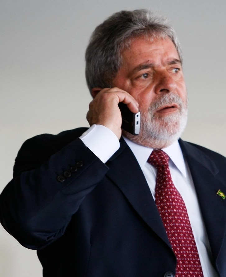 Presidente proíbe ministros de usarem celular em gabinete no Planalto