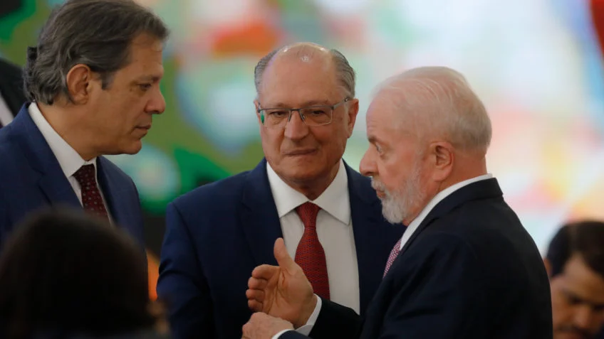 Taxação de aço por Trump ameaça economia brasileira enquanto governo Lula adota cautela