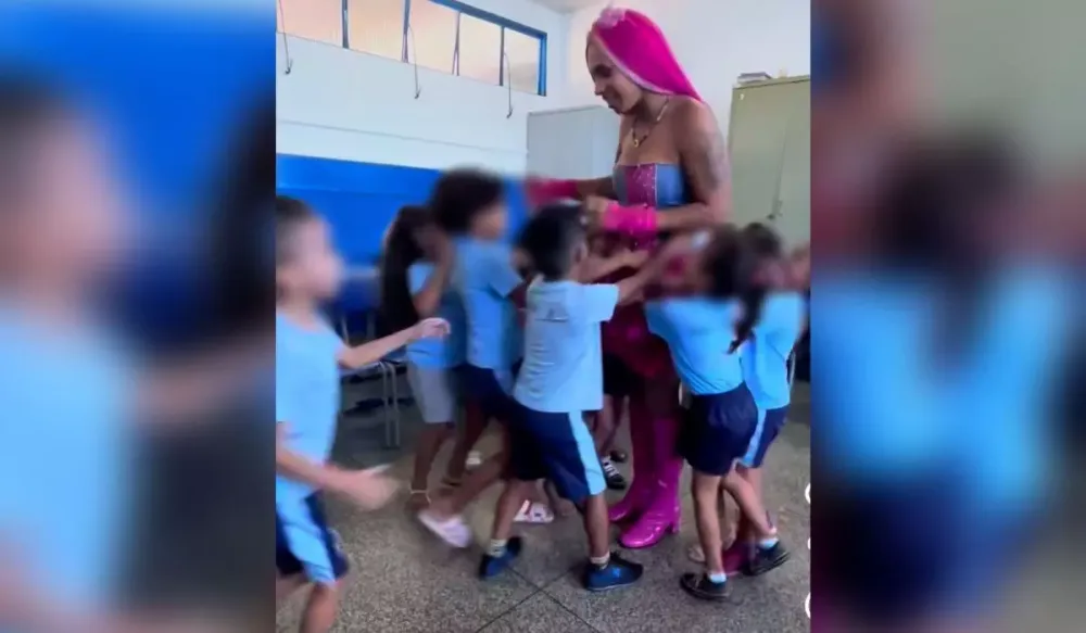 Professora transexual de Campo Grande vira alvo de críticas por encenação com crianças