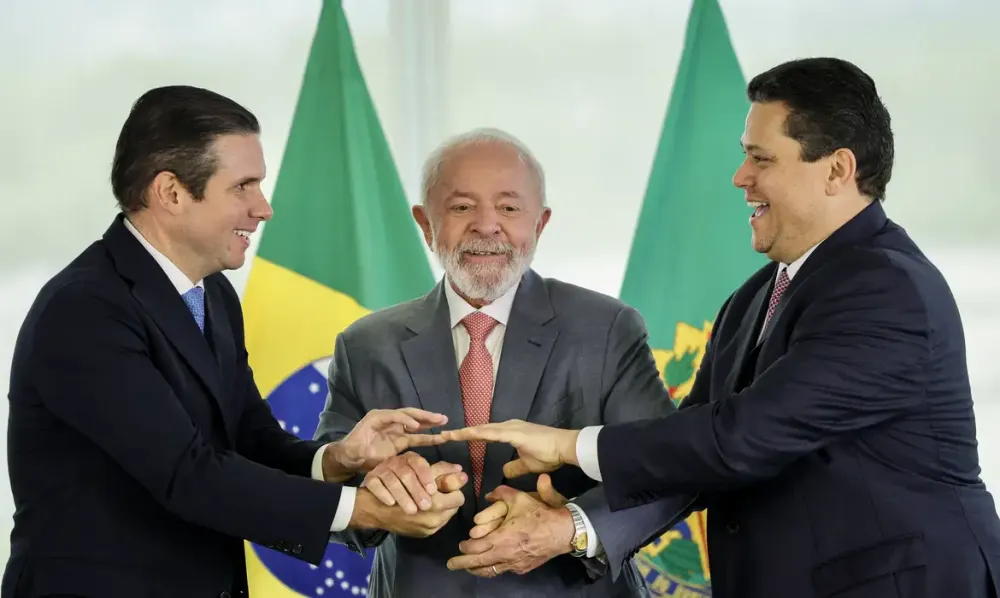 Lula corre contra o tempo para garantir o apoio de Hugo Motta e Davi Alcolumbre e evitar o colapso de seu governo