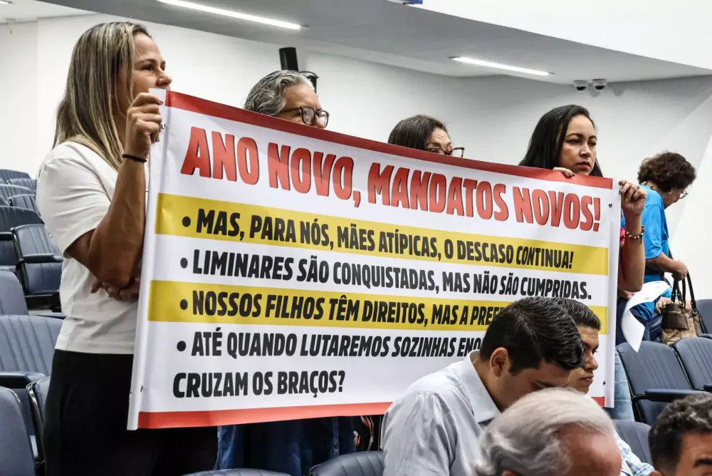 Câmara de Campo Grande proíbe entrada de cartazes de protesto de mães atípicas