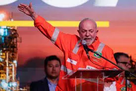  Lula transfere culpa pela alta dos combustíveis e diz que “povo é assaltado pelo intermediário”