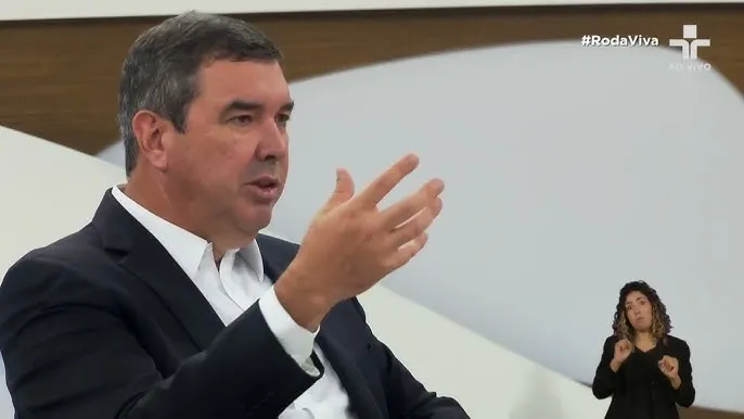 Eduardo Riedel se destaca no Roda Viva e aponta falhas no governo Lula