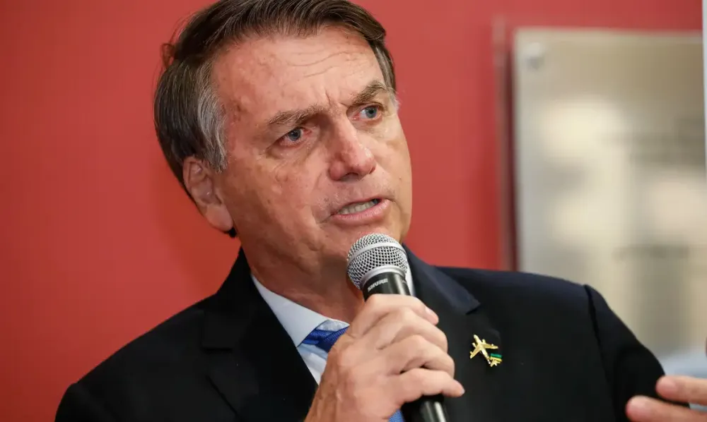 Bolsonaro se encontra com líderes da oposição enquanto aguarda denúncia da PGR