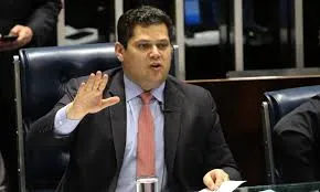 Alcolumbre diz que anistia “não é o assunto dos brasileiros” e minimiza denúncias contra Bolsonaro