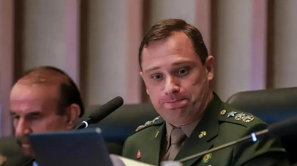 Aliados de Bolsonaro acusam Moraes de “tortura psicológica” e ameaças a Mauro Cid