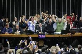 Hugo Motta endurece o tom e cobra regras de convivência após confusão no Plenário