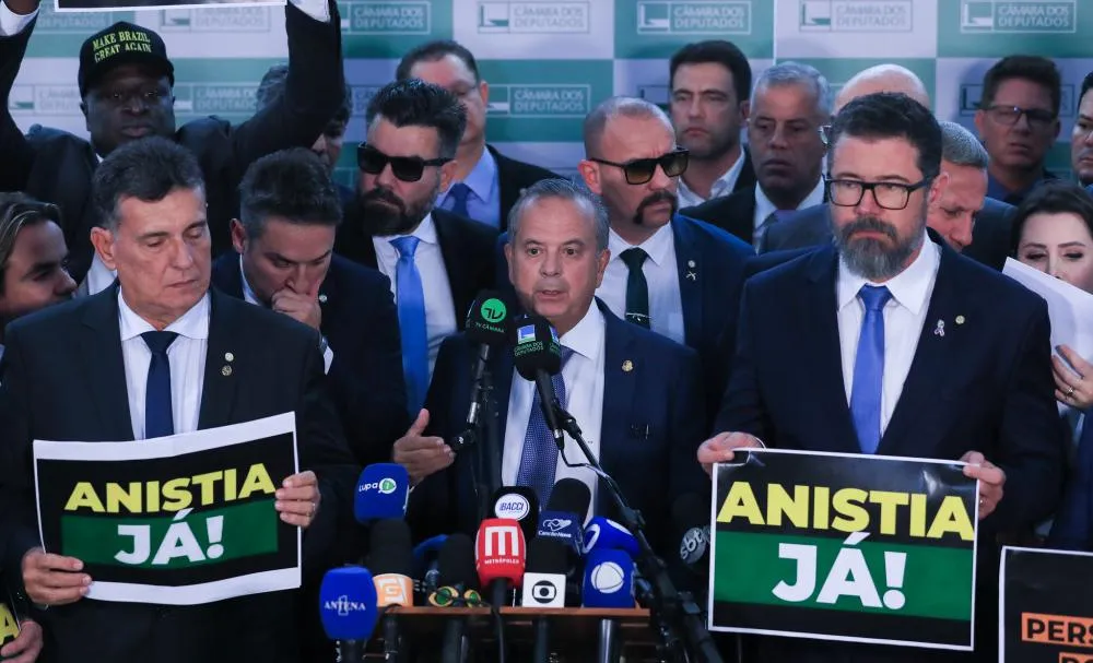 Oposição impulsionam votação de anistia com apoio do Centrão