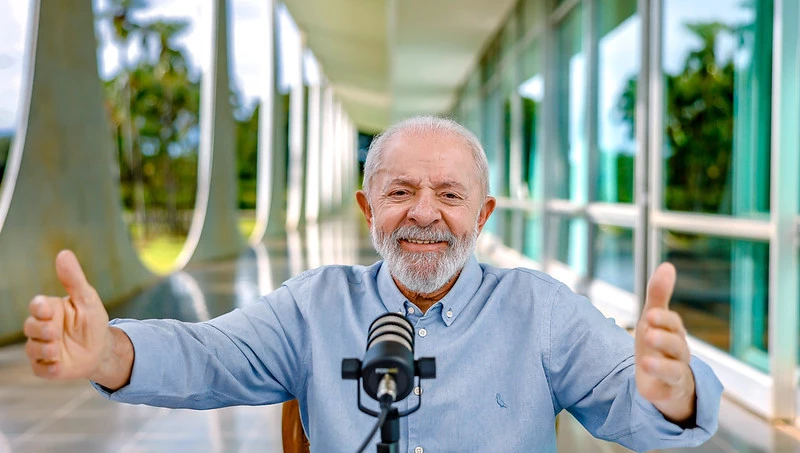 Lula anuncia benefícios sociais enquanto popularidade despenca e país enfrenta crise econômica