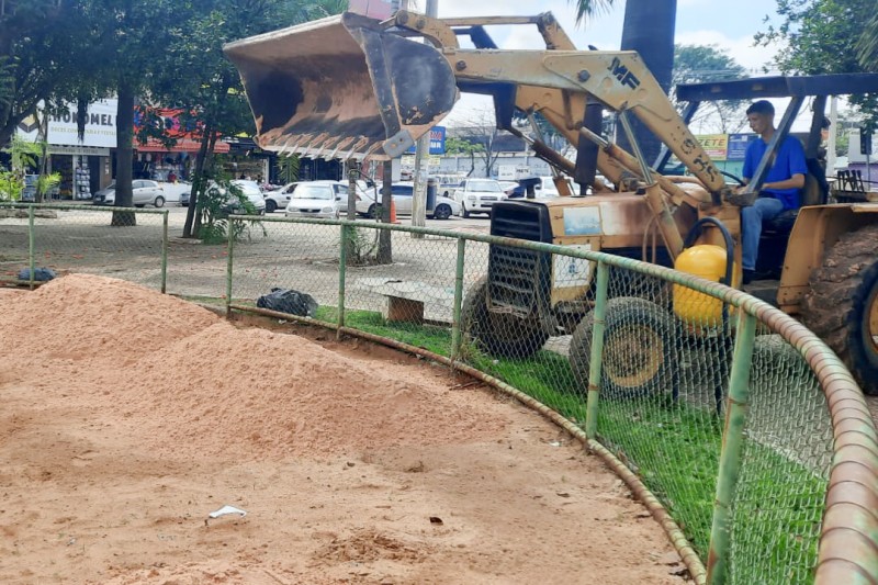 Parque da Praça do Taguacenter recebe nova pintura e reposição de areia
