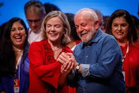 Gleisi Hoffmann assume com missão difícil: pressionar por medidas populistas sem comprometer o equilíbrio fiscal