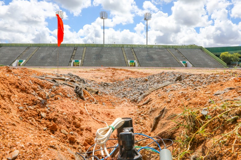 GDF faz a troca do gramado do Bezerrão