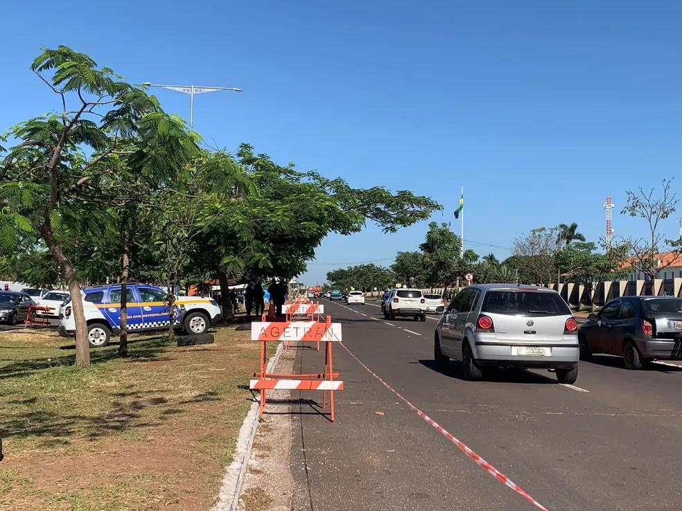 Guardas impedem manifestantes de estacionar na frente do CMO